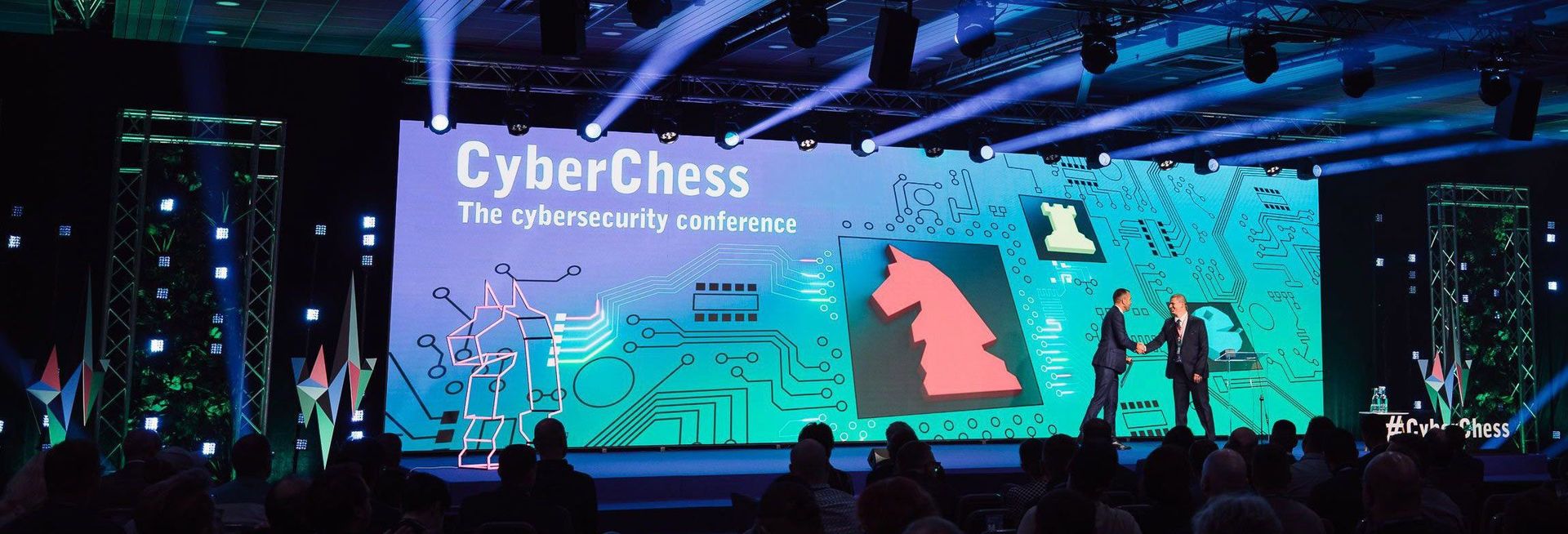 Ieturēta struktūra, iedvesmota **auditorija** — klātienē un tiešsaistē.